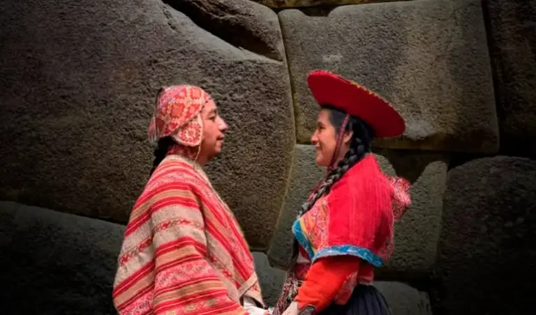 Pareja con vestimenta tradicional andina, Perú